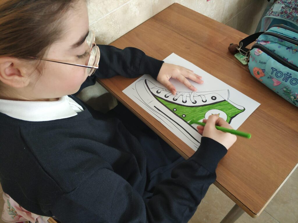 Puede ser una ilustración de una persona, estudiando, regla de medición y texto