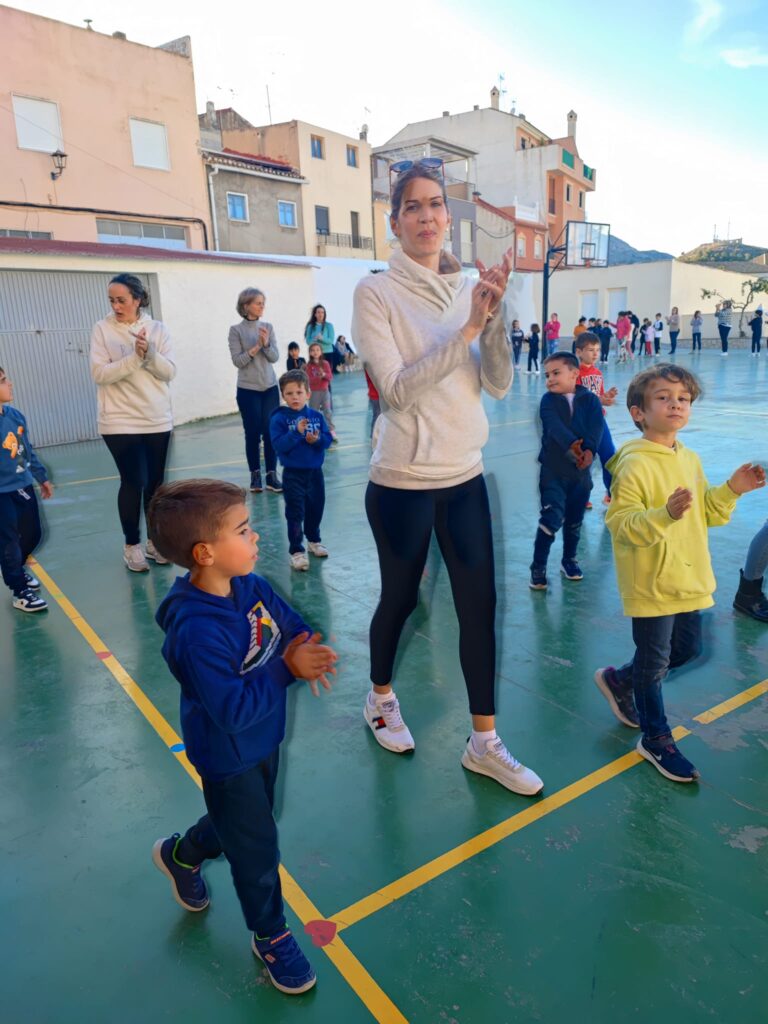 Puede ser una imagen de 10 personas, niño(a) y personas jugando al baloncesto