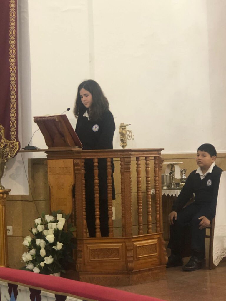 Puede ser una imagen de 2 personas y texto
