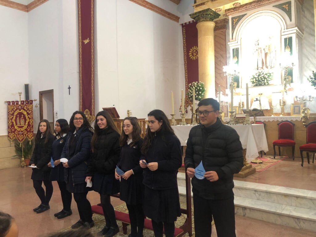 Puede ser una imagen de 6 personas