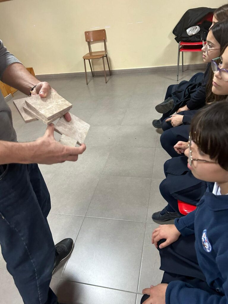 Puede ser una imagen de 3 personas, personas estudiando y libro