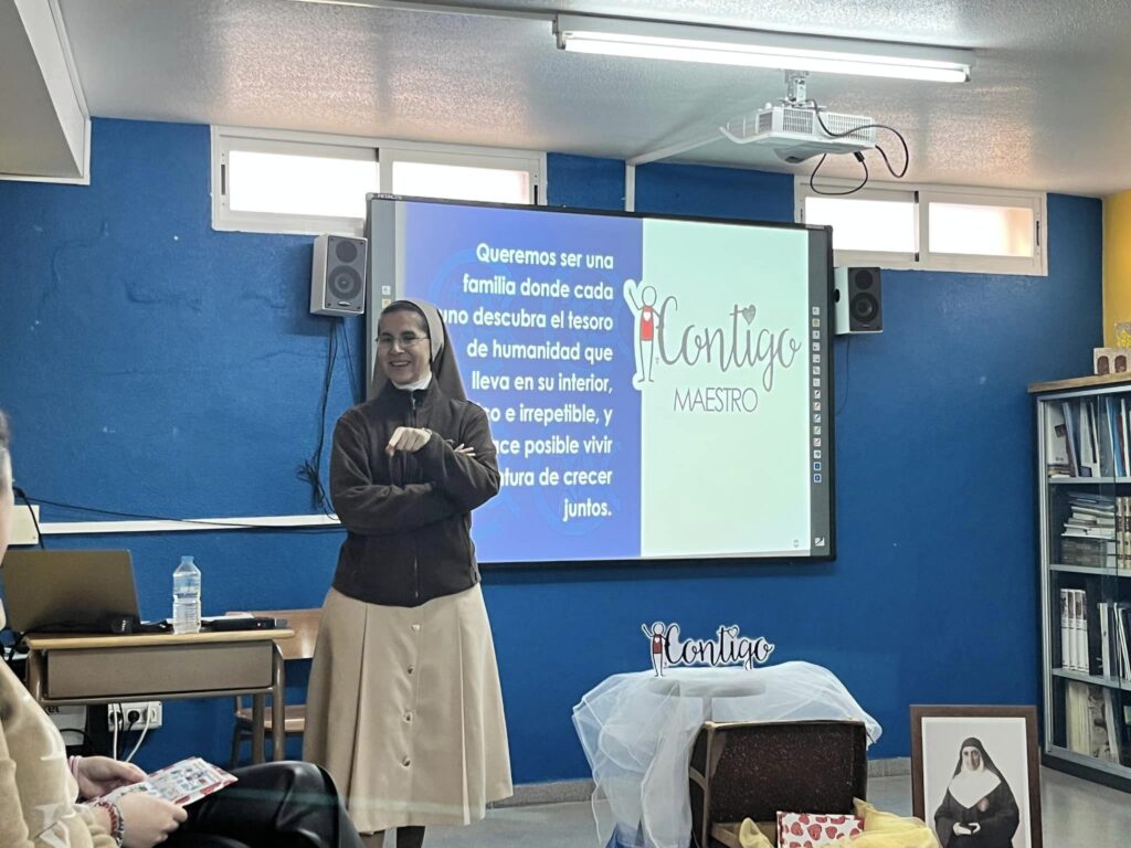 Puede ser una imagen de 2 personas, personas estudiando y texto que dice "Queremos ser una familia donde cada vno descubra tesoro que lContigo de humanidad lleva en SU interior, 0 irrepetible, y MAESTRO ce posible vivir tfura de crecer juntos. 4 Lonligo"