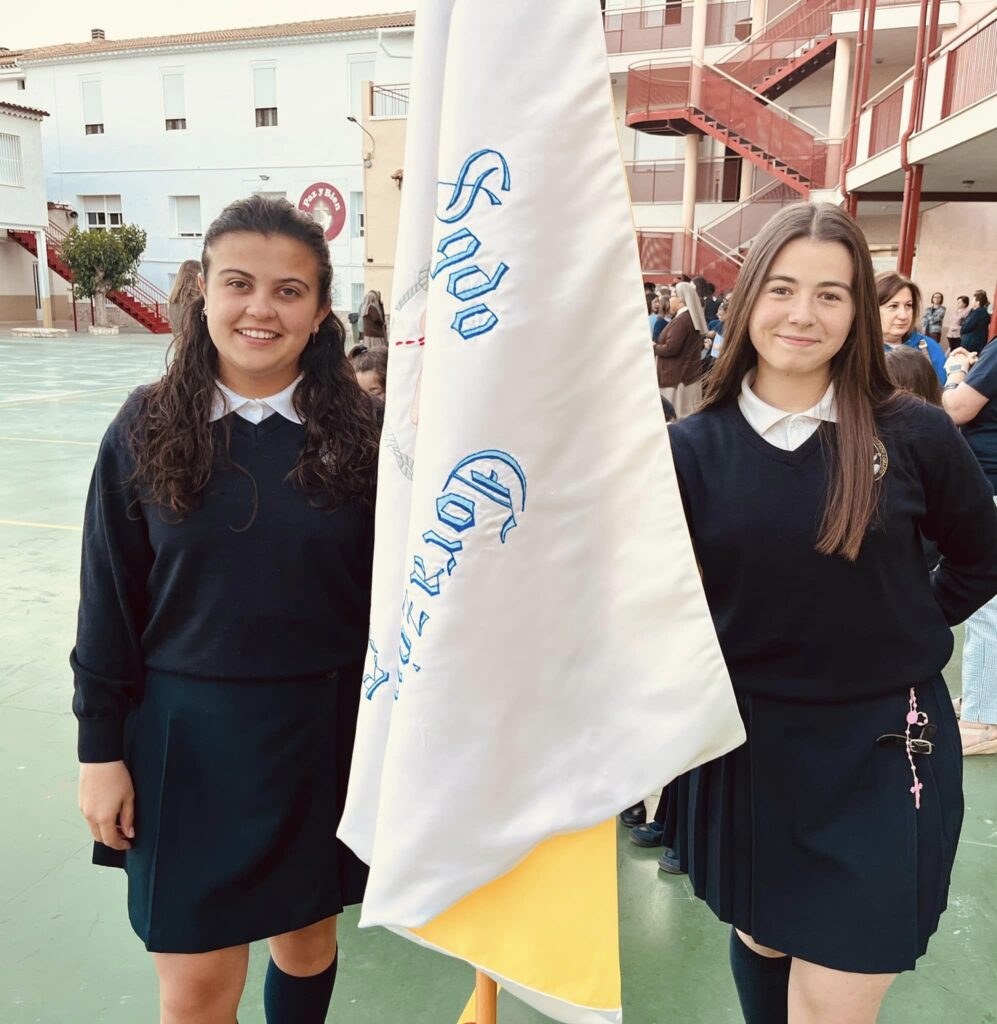 Puede ser una imagen de 3 personas y texto
