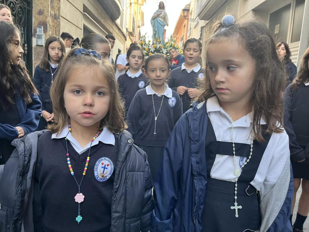 Puede ser una imagen de 9 personas