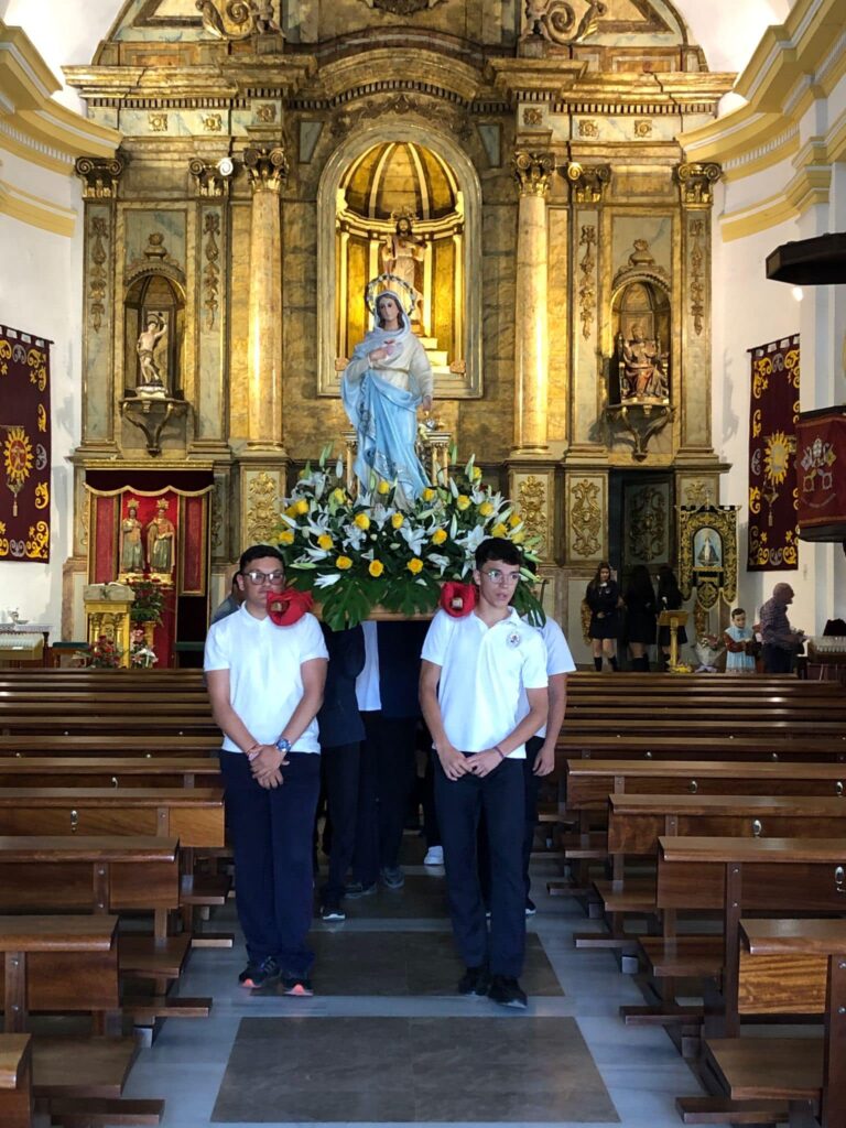 Puede ser una imagen de 8 personas
