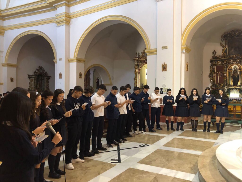 Puede ser una imagen de 14 personas, clarinete, oboe, arpa, flauta y violín