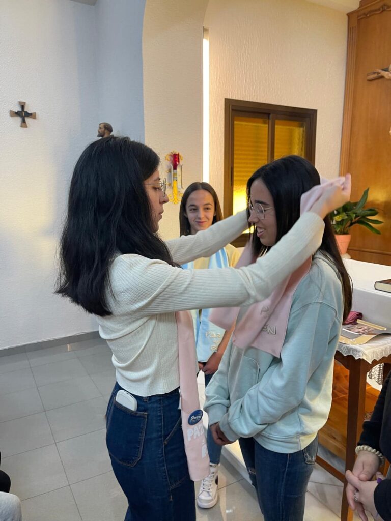 Puede ser una imagen de 3 personas y trenzas