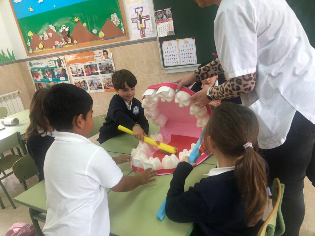 Puede ser una imagen de 3 personas, personas estudiando, juguete para niños y hospital