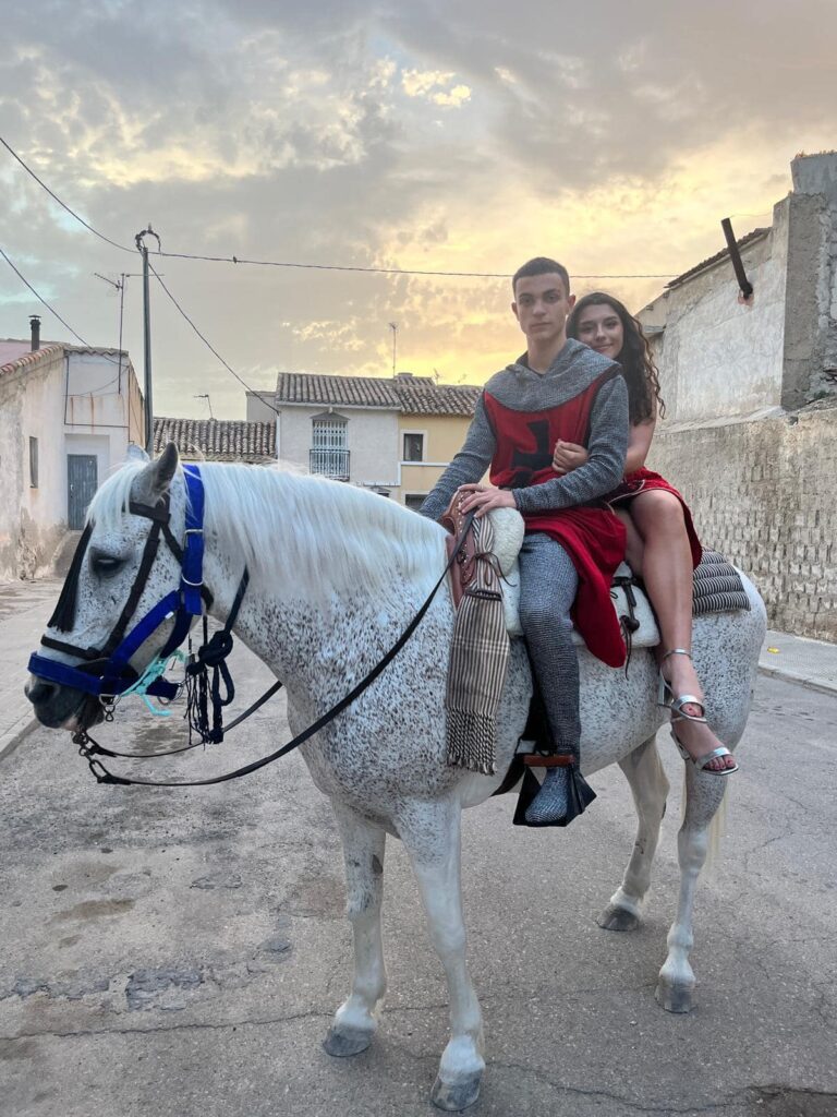 Puede ser una imagen de 2 personas