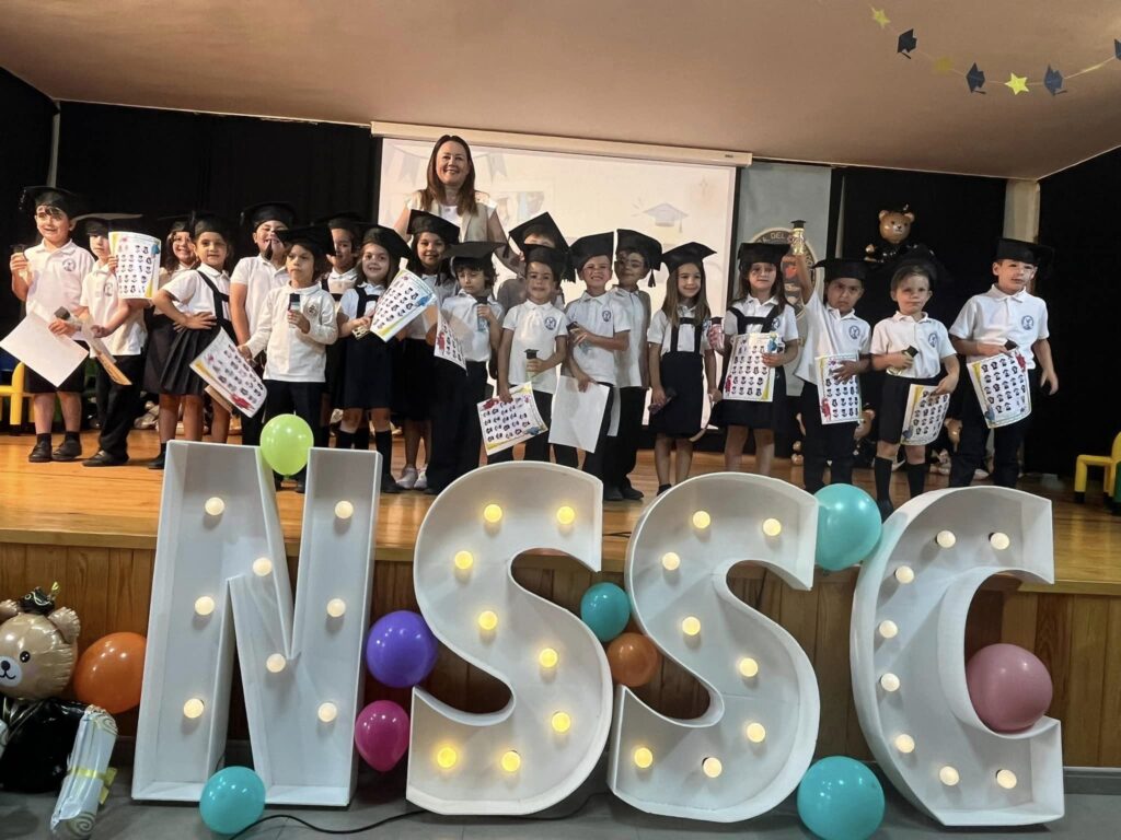 Puede ser una imagen de 12 personas, niño(a) y personas sonriendo