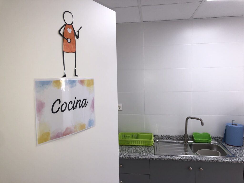 Puede ser una imagen de desagüe y texto