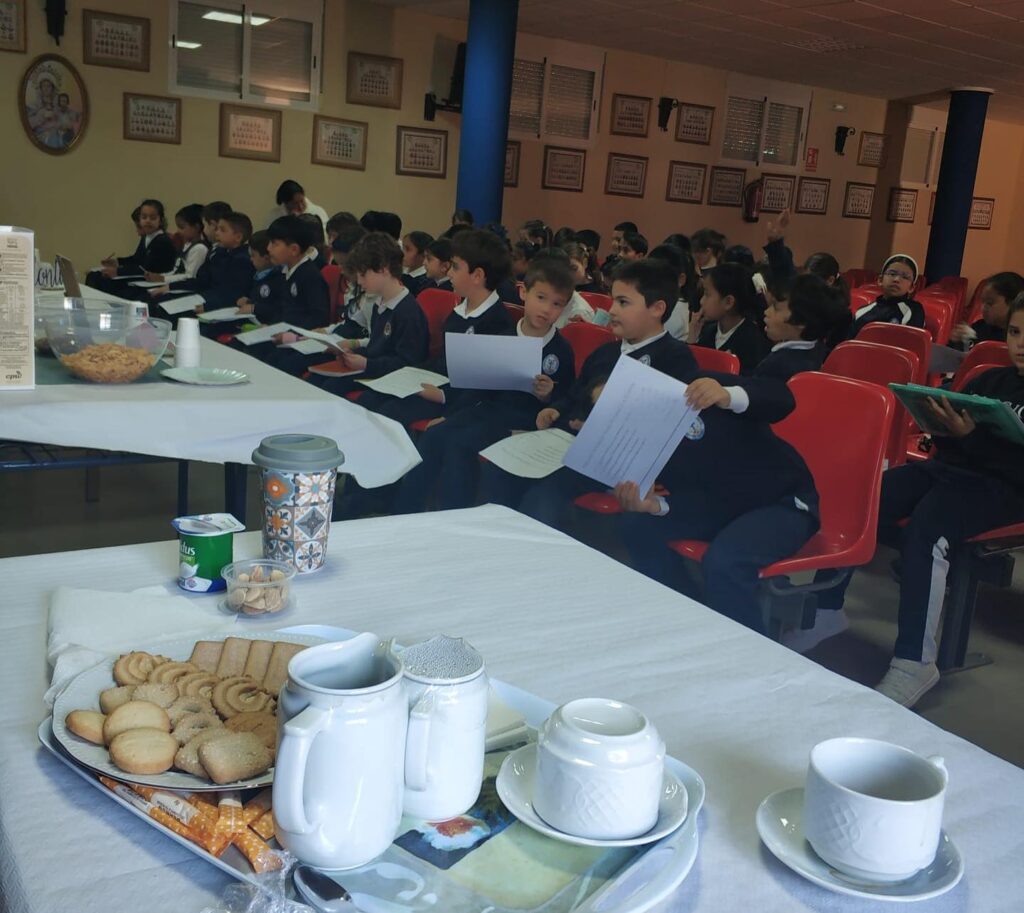 Puede ser una imagen de 5 personas, personas estudiando y mesa