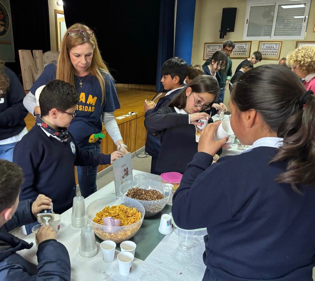 Puede ser una imagen de 8 personas, personas estudiando y texto