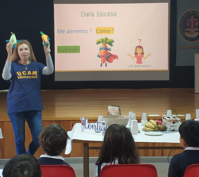 Puede ser una imagen de 5 personas y texto que dice "Charla Educativa Me alimento ? Como? Nutrirse? UCAM UNIVERSI DAD ¿YO ¿YOQUEHAGO? QUEHAGO? QUE HAGO? ¡lonlia BOLLo"