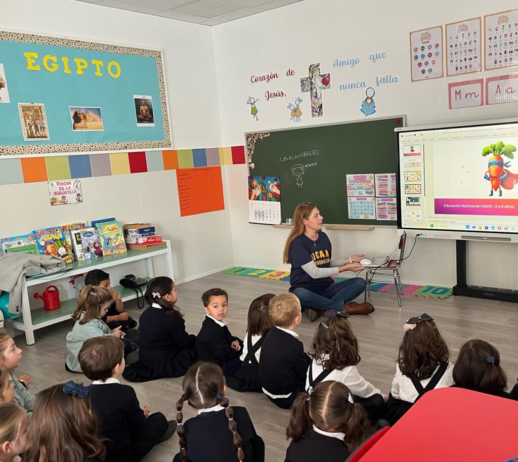 Puede ser una imagen de 10 personas, niño(a), personas estudiando y texto
