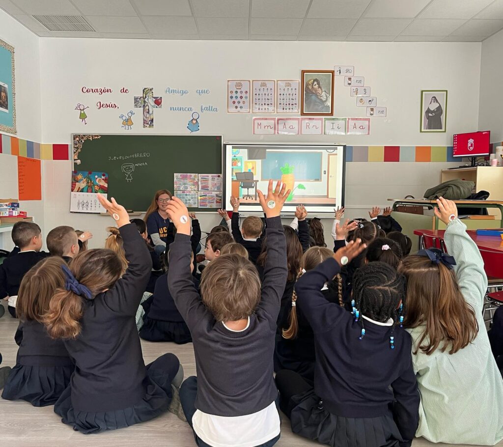 Puede ser una imagen de 8 personas y personas estudiando