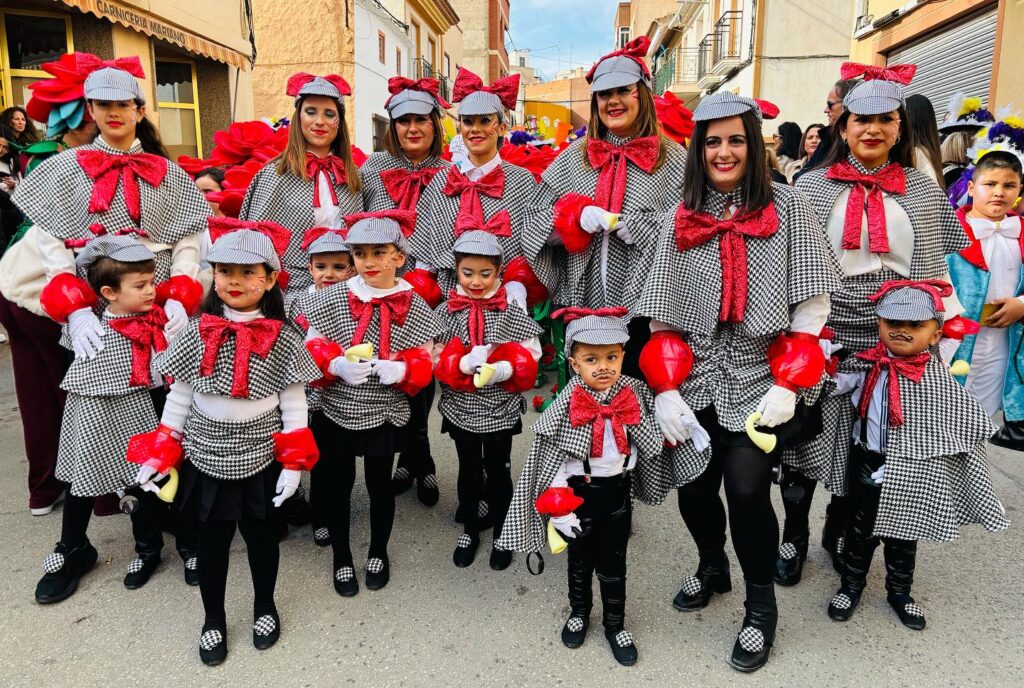Puede ser una imagen de 9 personas y acordeón