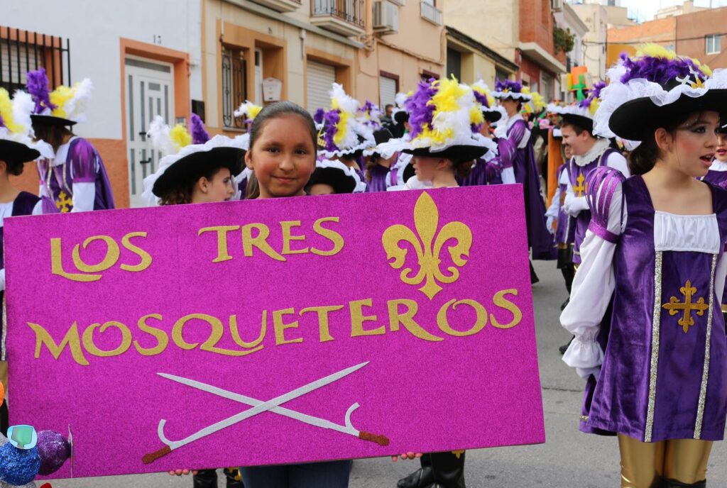 Puede ser una imagen de 5 personas y texto que dice "ቤት LOS TRES រូយ MOSQUETEROS JETEROS"