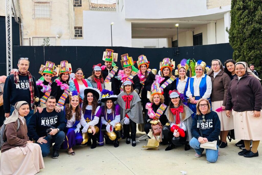 Puede ser una imagen de 7 personas