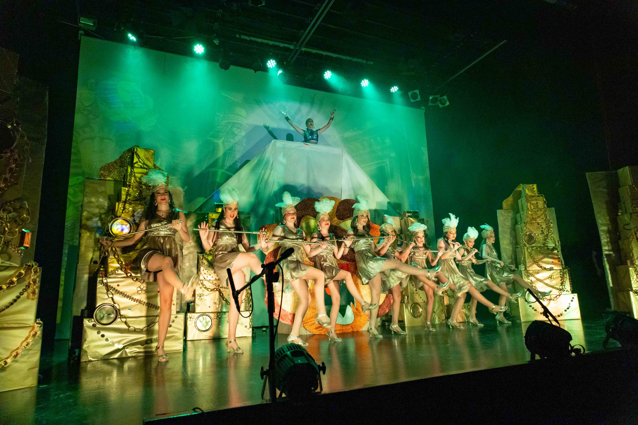Puede ser una imagen de 6 personas, personas bailando y texto