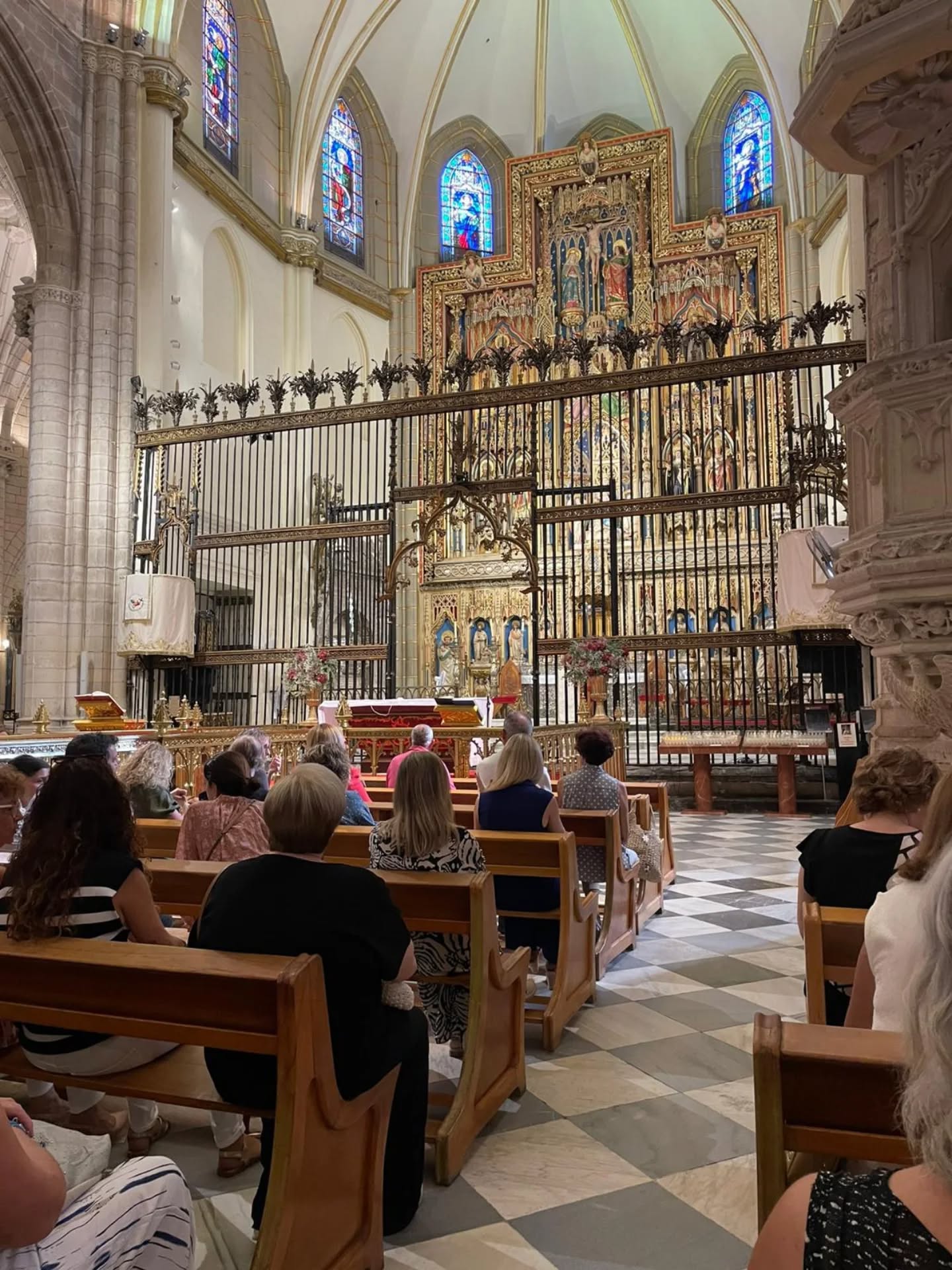 Puede ser una imagen de 6 personas y catedral de York