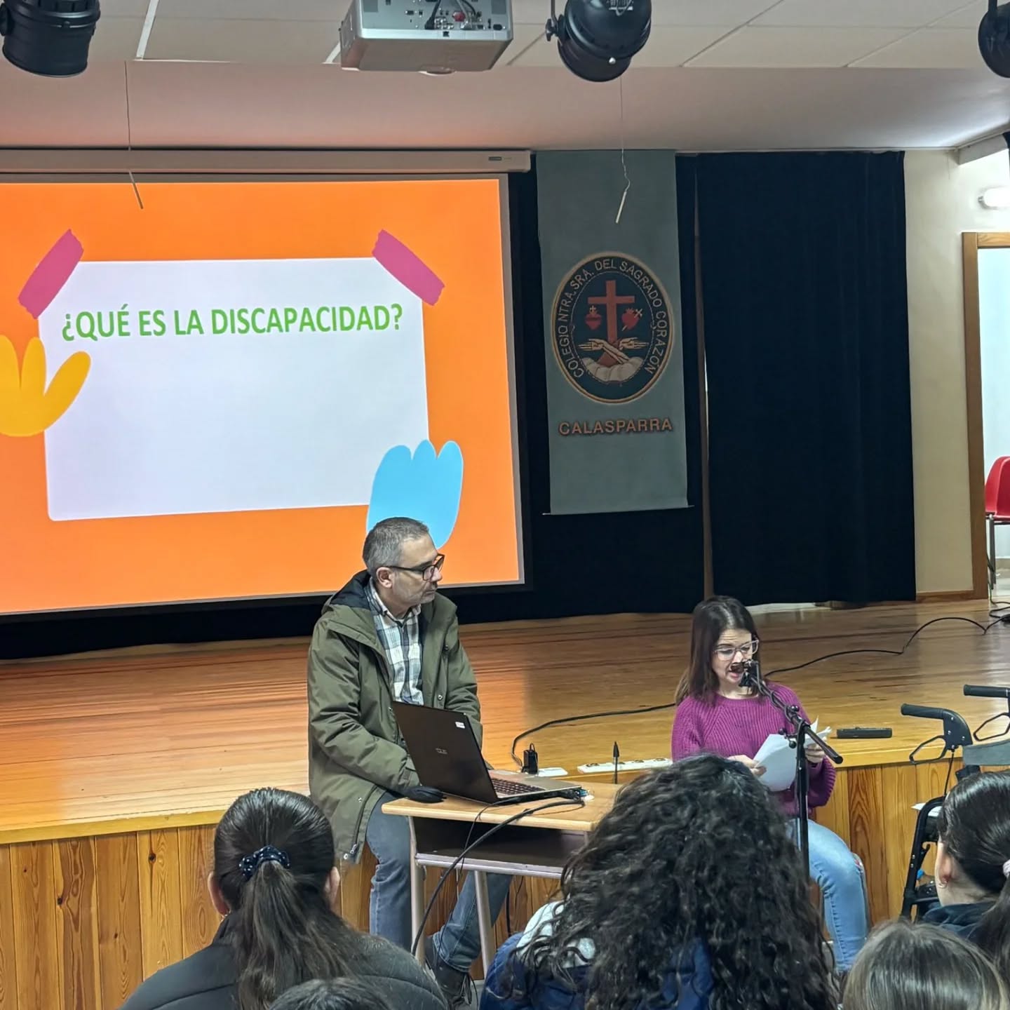 Puede ser una imagen de una o varias personas, personas estudiando y texto que dice "¿QUÉ ES LA DISCAPACIDAD?"